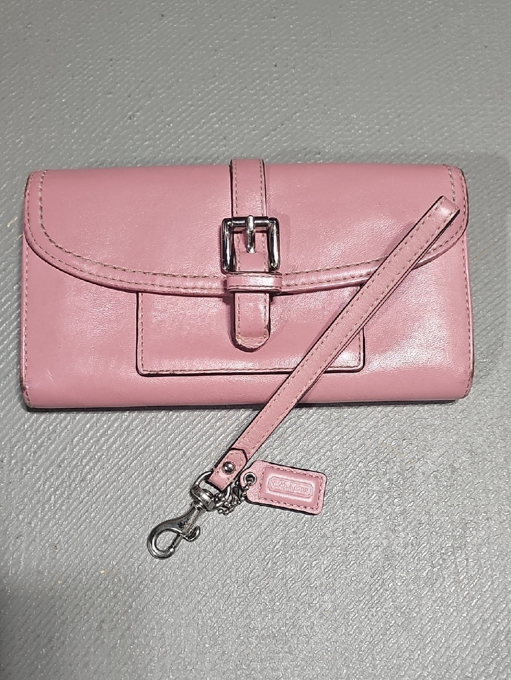 Coach EUC Vintage Authentic COACH Pink Leather Buckle Wristlet Wallet